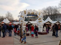 il mercatino natalizio "città del Natale" in piazza a Vilnius - © Bokstaz / Shutterstock.com 