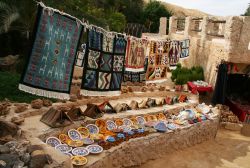 Mercatino tradizionale berbero: souvenir e tappeti nei pressi di Chebika l'oasi della Tunisia - © Renee Vititoe / Shutterstock.com