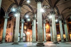 Loggia del Mercato Nuovo di Firenze. E' chiamata anche con il nome popolare di loggia del Porcellino e venne costruita a metò del 16° secolo. Al centro si trova la cosiddetta ...