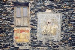 Meridiana e casa di sasso nel borgo di Cadaques, Spagna 181335782 - © Ammit Jack / Shutterstock.com