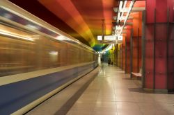 La Metropolitama di Monaco di Baviera. Munchen (Munich)  possiede sei linee della cosiddetta U-Bahn, a cui vanno aggiunte le 10 linee della S-Bahn München, la ferrovia suburbana, per ...