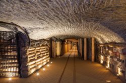 Miniera di sale di Wieliczka in Polonia. Si nota il soffitto delle rocce saline, che portano evidenti i segni degli scalpelli - © Nightman1965 / Shutterstock.com 
