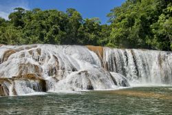 Le cascate di Misol-Ha si trovano a una ventina di chilometri da Palenque, nello stato messicano del Chapas - © James Harrison / Shutterstock.com