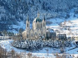 La basilica minore di Castelpetroso, il Santuario di Maria Santissima Addolorata una delle costruzioni simbolo della provincia di Isernia - © Di Fabio Pitisci - CC BY 4.0 - Wikipedia  ...