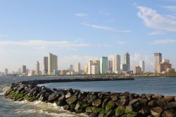 Molo e skyline di Manila, la sterminata capitale delle Filippine - © Jomar Aplaon / Shutterstock.com