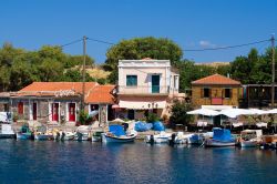 Un molo dell'siola di Lesbo (Lesvos), con ristorante direttamente sul porto, una caratteristica dei villaggi della Grecia insulare - © meirion matthias / Shutterstock.com