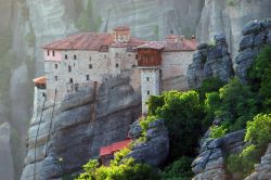 Il monastero di Roussanou, Meteora - Uno dei due più piccoli monasteri fra quelli aperti al pubblico (l'altro è quello di San Nicola), Roussanou o di Santa Barbara, è ...