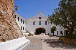 Il Monastero "Virgen del Toro" di Minorca (Baleari, Spagna) sorge sulla cima del Monte Toro, che con i suoi 358 metri è il più alto dell'isola e regala panorami magnifici. ...