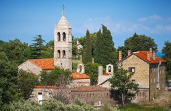 Il monastero ortodosso di Rezevici si trova vicino a Petrovac, lungo le coste adriatiche nel Montenegro  - © Eugene Sergeev / Shutterstock.com