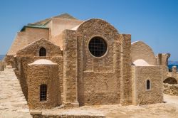 Monastero di San Pietro e Paolo a Heraklion, Creta - Il suggestivo monastero costruito in mattoni ocra e dedicato ai santi Pietro e Paolo con il Mar Mediterraneo sullo sfondo © Ralf Siemieniec ...