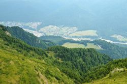 Le montagne della Transilvania nei dintorni di Sinaia, Romania. Le vette dei Bucegi superano i 2.000 m - © Tatiana Volgutova / Shutterstock.com