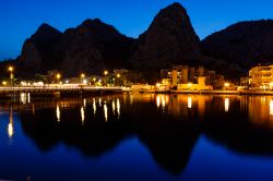 Le montagne di Omis: panorama notturno della Croazia in Dalmazia. La città si trova alla foce del fiume Cetina, mentre le montagne più elevate si trovano a sud-est della città ...