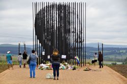 Monumento a Nelson mandela - Ci troviamo a Horwick, località vicino a Durban in Sudafrica, il luogo dove il leader politico venne arrestato. Il monumento è costituito da 50 lamine ...