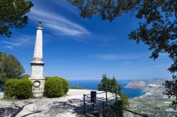 Nei pressi di Erice (Trapani, Sicilia) c'è il Giardino del Balio: nell'immagine il Monumento ai Caduti e in lontananza il panorama della costa - © Wiktor Bubniak / Shutterstock.com ...