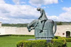 Un monumento equestre a San Francesco d'Assisi nella Basilica Superiore. Questo luogo rappresenta una meta obbligata per quanti, credenti e non, sentono tuttora vivo il messaggio francescano ...