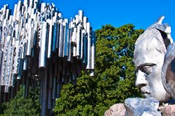 Il monumento a Sibelius, in centro ad Helsinki in Finlandia - © Jule_Berlin / Shutterstock.com