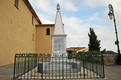 Monumento preso la chiesa St.Marc a Villeneuve Loubet