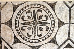 Un mosaico romano che raffigura un fiore: siamo a El Jem in Tunisia - © Franco Volpato / Shutterstock.com