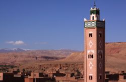 Moschea del villaggio di Ait Benhaddou, in Marocco. Si trova nella parte "nuova", sperata da un corso d'acqua dalla Kasbah fortificata, patrimonio UNESCO - © John Copland / ...