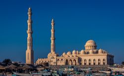 La moschea di Aldahaar, con il caratteristico doppio minareto. Siamo ad Hurghada, in Egitto - © maxarts / Shutterstock.com