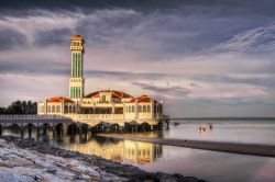 Moschea galleggiante (floating mosque) si trova in località Tanjung Bungah sull'isola di Penang in Malesia (Malaysia) - © elwynn / Shutterstock.com