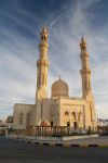 Aldahaaar, la moschea principale di Hurghada, in Egitto, con i due imponenti minareti - © Jaka Zvan / Shutterstock.com