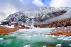 Il monte Edith Cavell, nel Parco nazionale di Jasper, fa parte delle Montagne Rocciose Canadesi ed è incorniciato dai fiumi Athabasca e Astoria. E' un colosso di 3.363 metri - ...