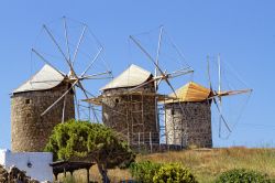 Mulini a vento sull' isola di Patmos: arcipelago del Docecaneso, mar Egeo in Grecia - © AJancso / Shutterstock.com