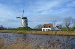 Mulino a vento a Damme, Bruges - Uscendo dal centro di Bruges in direzione nord est si raggiunge Damme, pittoresca meta dove in un parco fanno bella mostra di sé mulini a vento che si ...