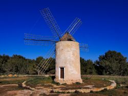 El Pilar de la Mola è un villaggio a est di Formentera (Baleari, Spagna), famoso per il suo faro in riva al mare, per il mercatino hippy e per le alte scogliere. E' a una decina di ...
