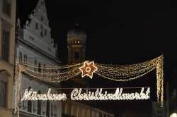 Munchner Christkindlmarkt: l'ingresso del Mercatino del Gesu Bambino a Monaco di Baviera