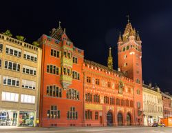 Municipio di Basilea by night - Suggestivo di giorno quanto di sera, il Rathaus di Basilea merita di essere ammirato anche quando calano le luci del sole. La sua facciata in mattoni rossi impreziosita ...