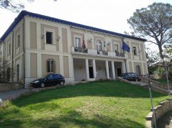 Il Municipio in centro a Civitella Roveto in Abruzzo - © Marica Massaro, CC BY-SA 4.0, Wikipedia