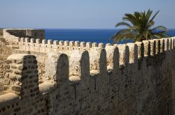 Le mura del grande Forte Bizantino di Kelibia in Tunisia. Con la sua posizione rilazata domina questo tratto di costa del Mediterraneo - © Valery Kraynov / Shutterstock.com