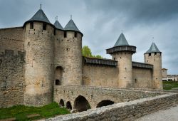 Mura della cittadella di Carcassonne, il famoso borgo con castello del sud della Francia  - © Demid Borodin / Shutterstock.com