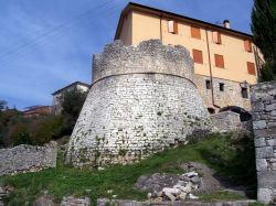 i resti della mura medievali che cingono Castro dei Volsci, il pittoresco borgo del Lazio sud-orientale - © www.comune.castrodeivolsci.fr.it/