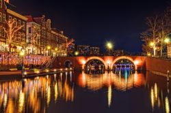 Nagasaki by night è un tripudio di luci di vari colori: anche il "ponte degli occhiali" sembra vestito a festa, e sulla superficie del fiume Nakashima scintillano i bagliori ...