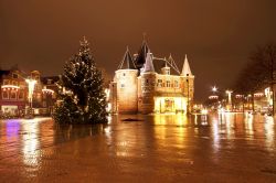 Fotografia notturna del Nieuwmarkt, Amsterdam - Piazza e quartiere della capitale olandese, in questa zona risiede una grande minoranza cinese tanto che i segnali sono scritti sia in olandese ...