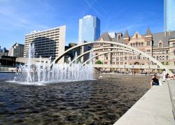 Nathan Phillips Square: a Toronto il contrasto tra edifici moderni e abitazioni storiche della grande città del Canada - © Deymos / Shutterstock.com 