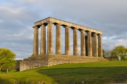 Il National Monument di Edimburgo (Scozia). Venne ...