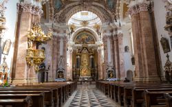 Navata centrale della chiesa chiamata Welfenmünster, una delle chiese più interessanti di Steingaden, assieme alla famosa Wieskirche - © Piith Hant / Shutterstock.com 