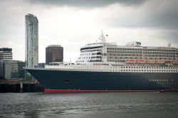 Nave da Crociera Cunard in partenza da Liverpool: fu da qui che lontano 1840 partì la prima crociera della storia, sempre con nave della Cunard, il Britannia, che trasportò i primi ...