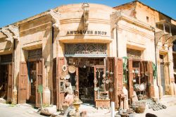 Negozio di antiquariato vicino al caravanserraglio di Buyuk Han a Nicosia, nella parte nord di Cipro - © Magicmood / Shutterstock.com