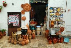 Negozio artigianato Alberobello Puglia - © fritz16 / Shutterstock.com