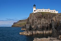 Neist Point Lighthouse: ci troviamo sulla punta più occidentale di Skye dove si trova uno dei fari più importanti della Scozia affacciata sullo stretto chiamato "The Minch", ...