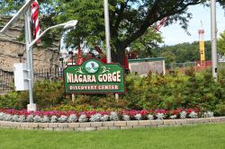 Niagara Gorge Discovery Center:  si trova all'interno del New York State Park e ha la funzione di informare i visitatori sulla storia naturale e locale del territorio, ma è anche ...