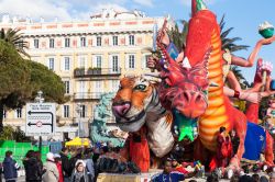 Nizza, i carri allegorici del carnevale sfilano ...