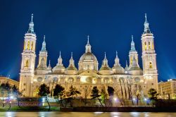 La Basilica Cattedrale di Nostra Signora del Pilar a Saragozza, Spagna, in una luminosa versione notturna. Cominciata alla fine del Seicento e terminata alla fine dell'Ottocento, dichiarata ...
