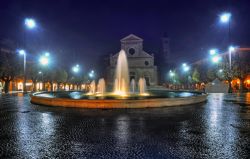 Notturno in Piazza Risorgimento ad Avezzano: qui si svolgono i tradizionali mercatini di Natale - © Claudio Parente - CC BY-SA 4.0 - Wikimedia Commons.