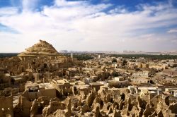 Oasi di Siwa: si trova nel deserto del Sahara in Egitto, anche se viene chiamato il deserto libico. Si trova in una depressione, che quindi consente alla falda acquifera di sgorgare liberamente ...